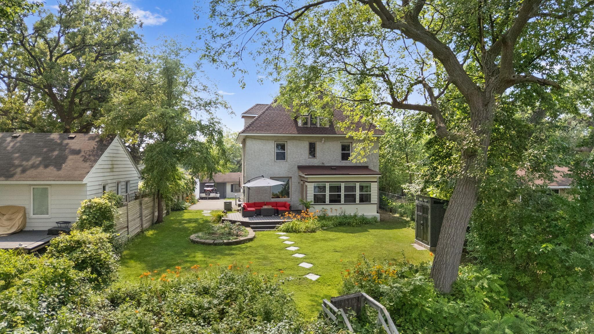 1701 W Medicine Lake Drive