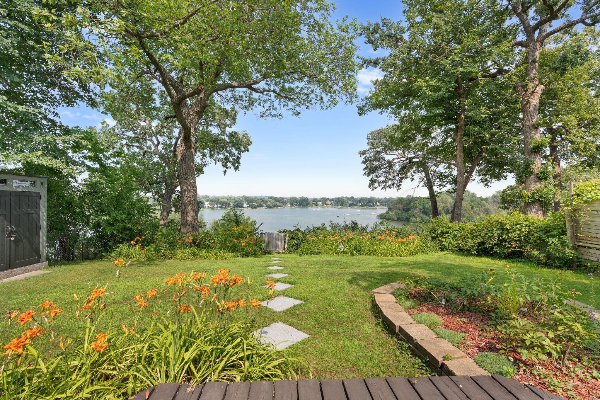 1701 W Medicine Lake Drive