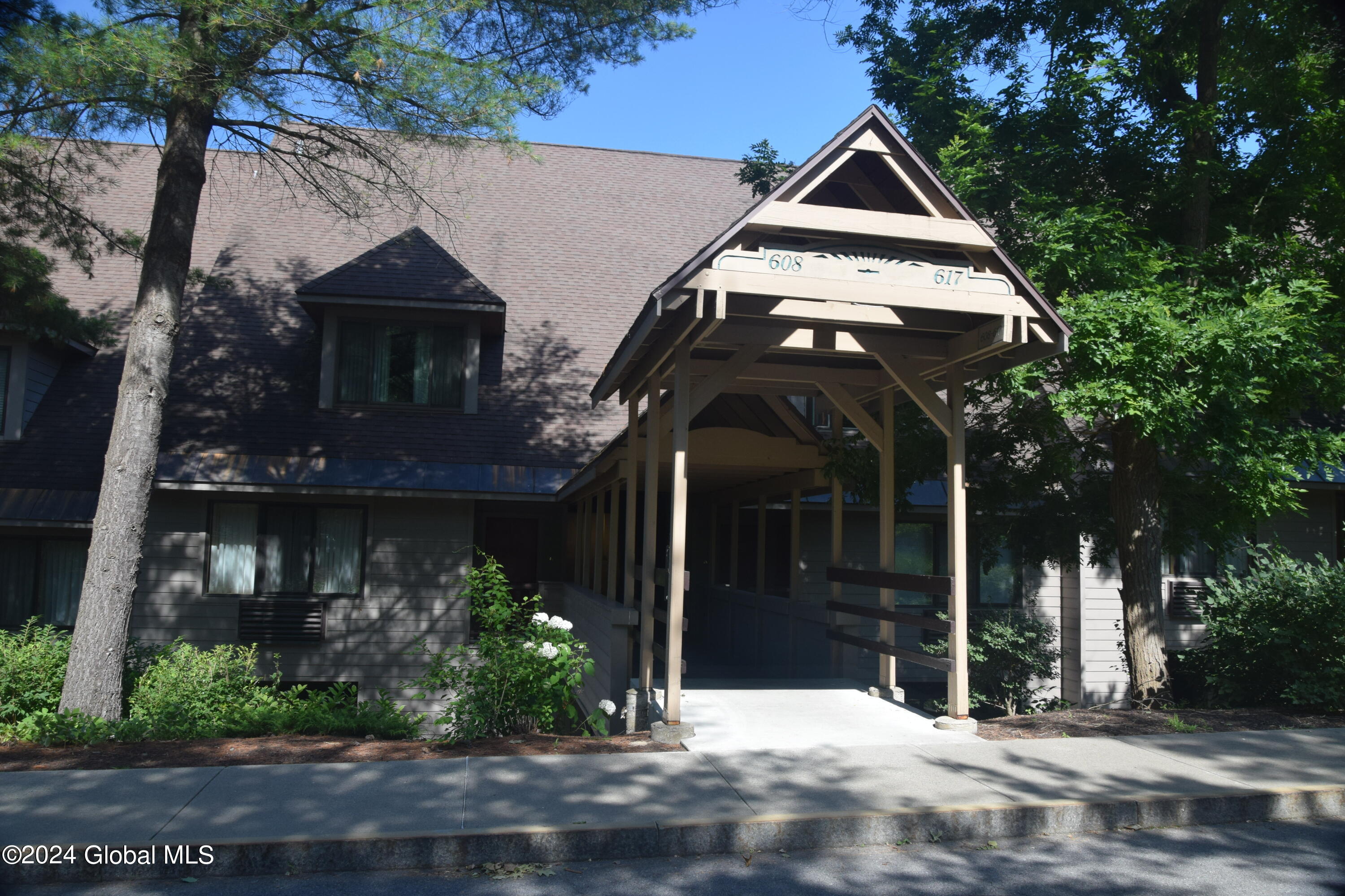 110 Sagamore Road, 5B6