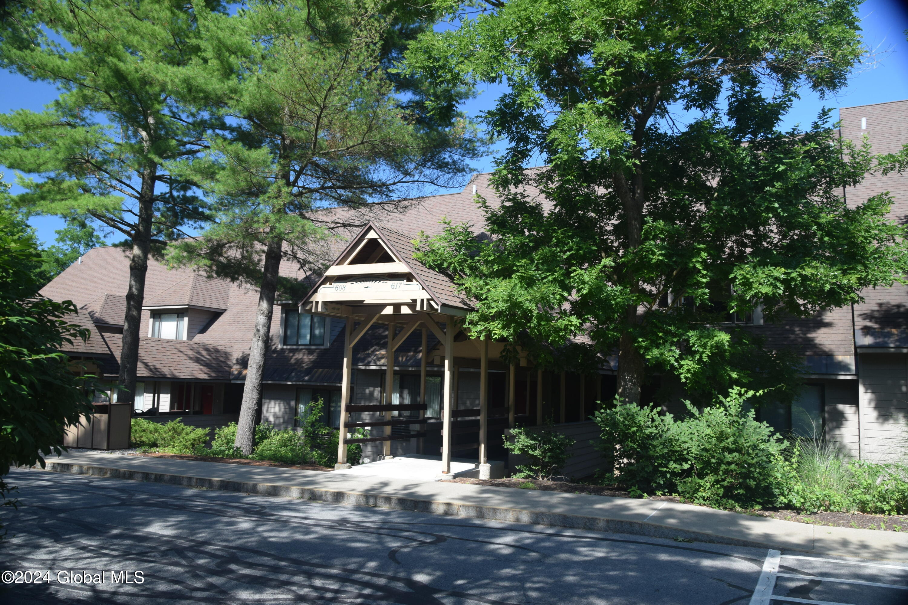 110 Sagamore Road, 5B6