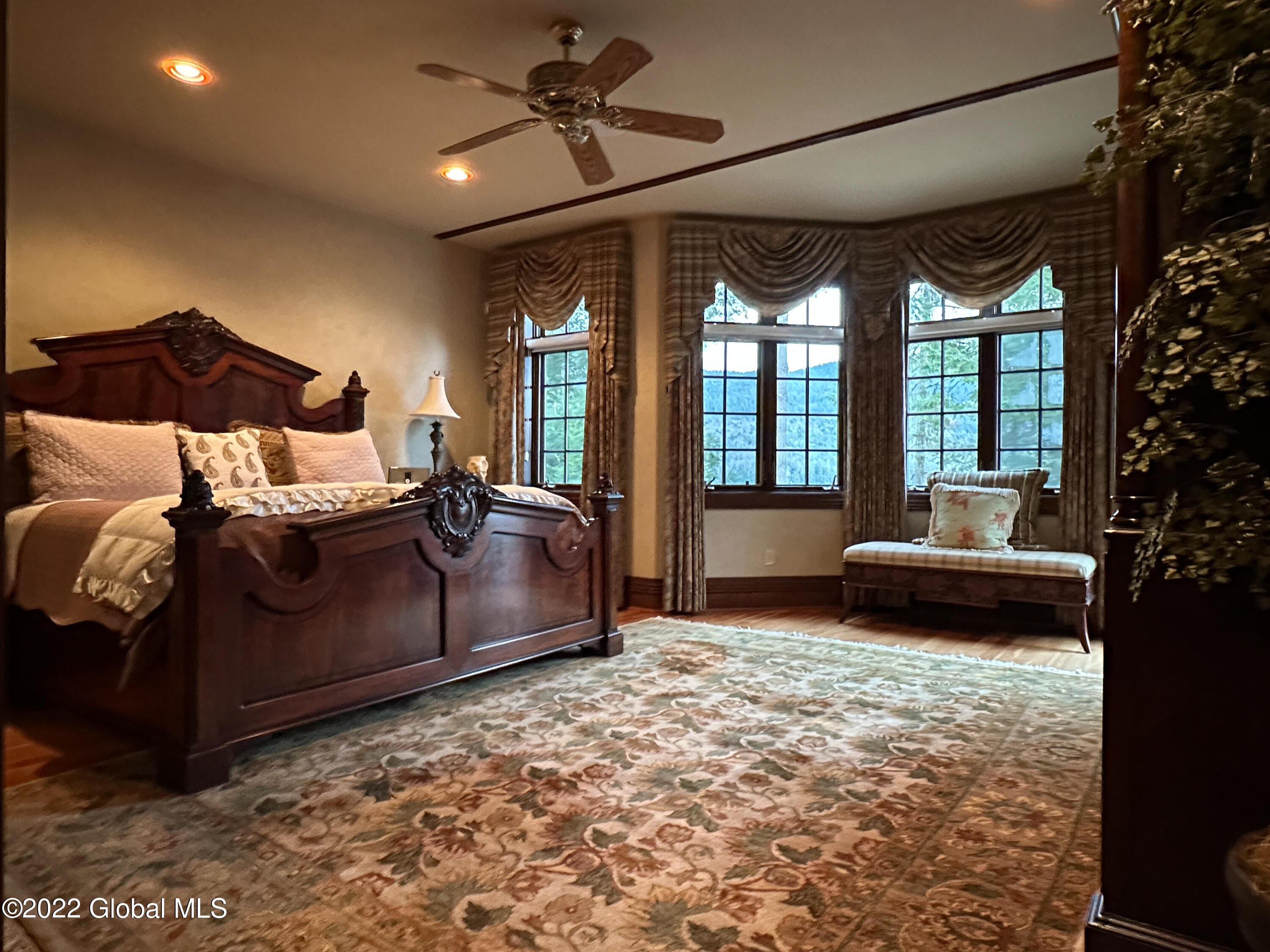 5952 Lake Shore Drive