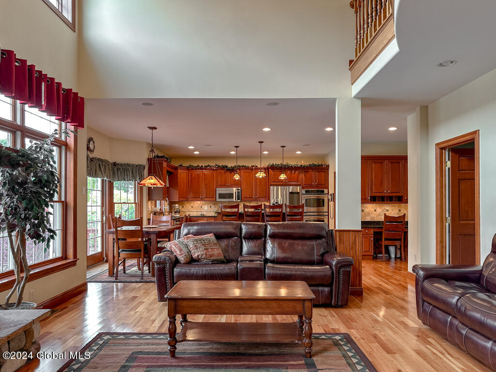 18 Oak Valley Way
