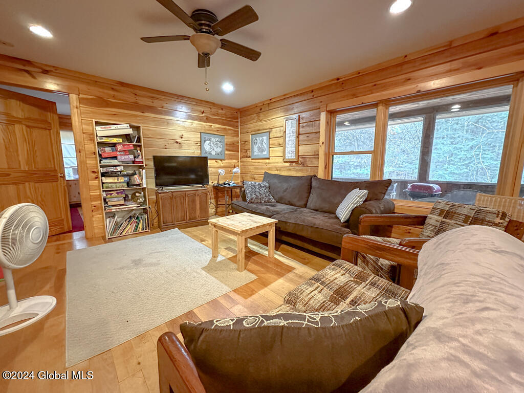 4387 Lake Shore Drive