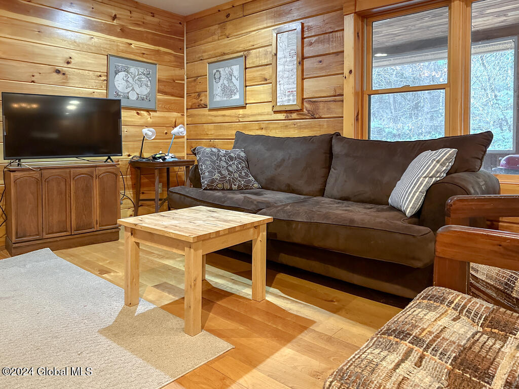 4387 Lake Shore Drive