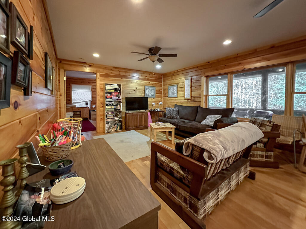 4387 Lake Shore Drive