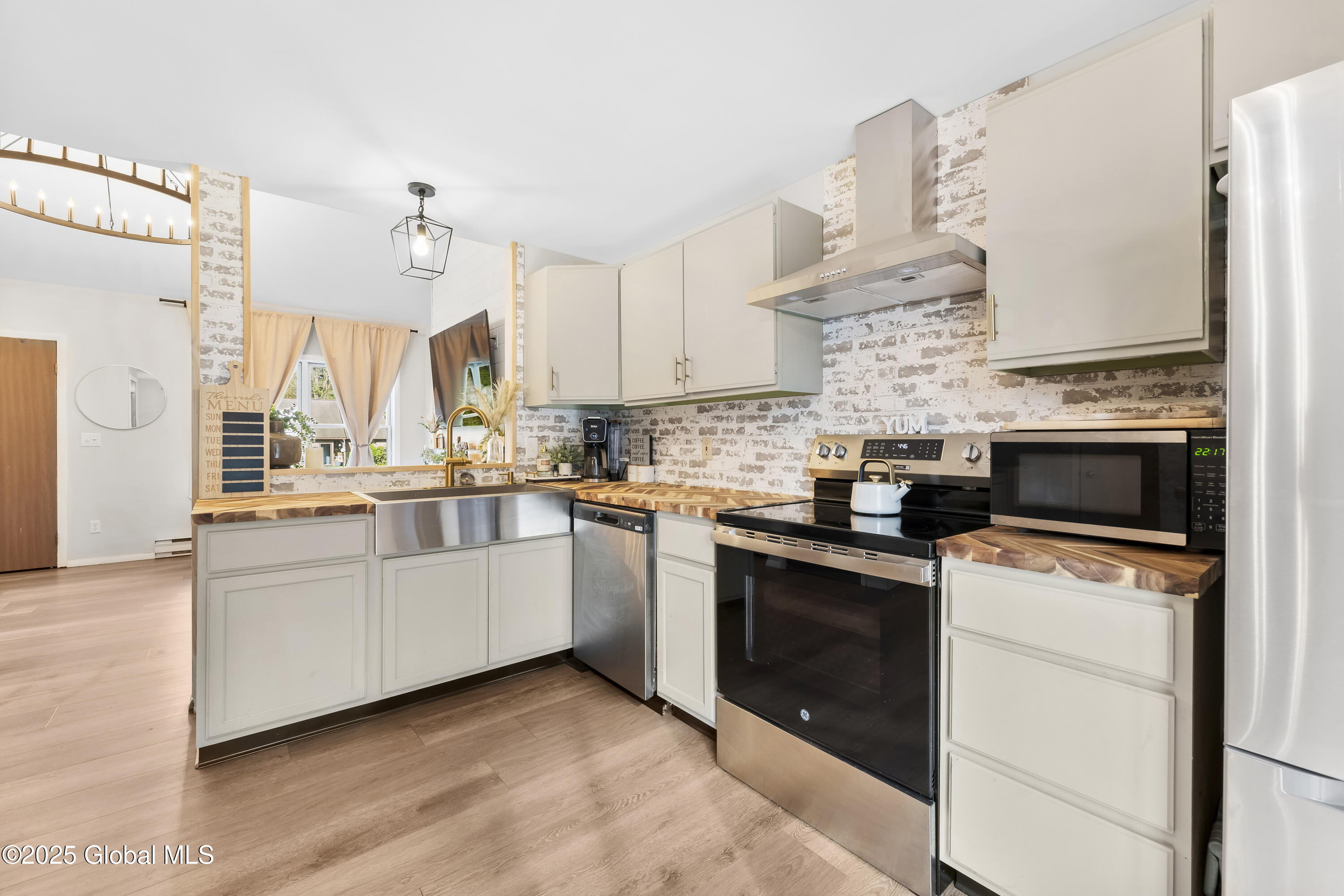 4 Queen Ann Court