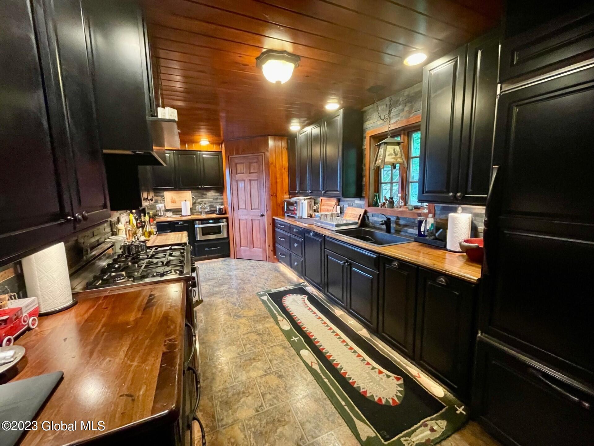 9667 Lake Shore Drive