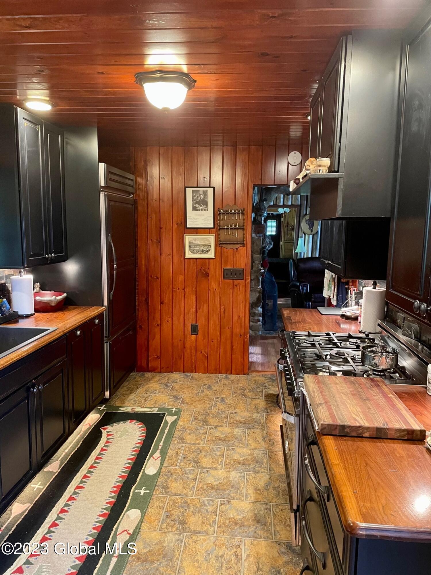 9667 Lake Shore Drive
