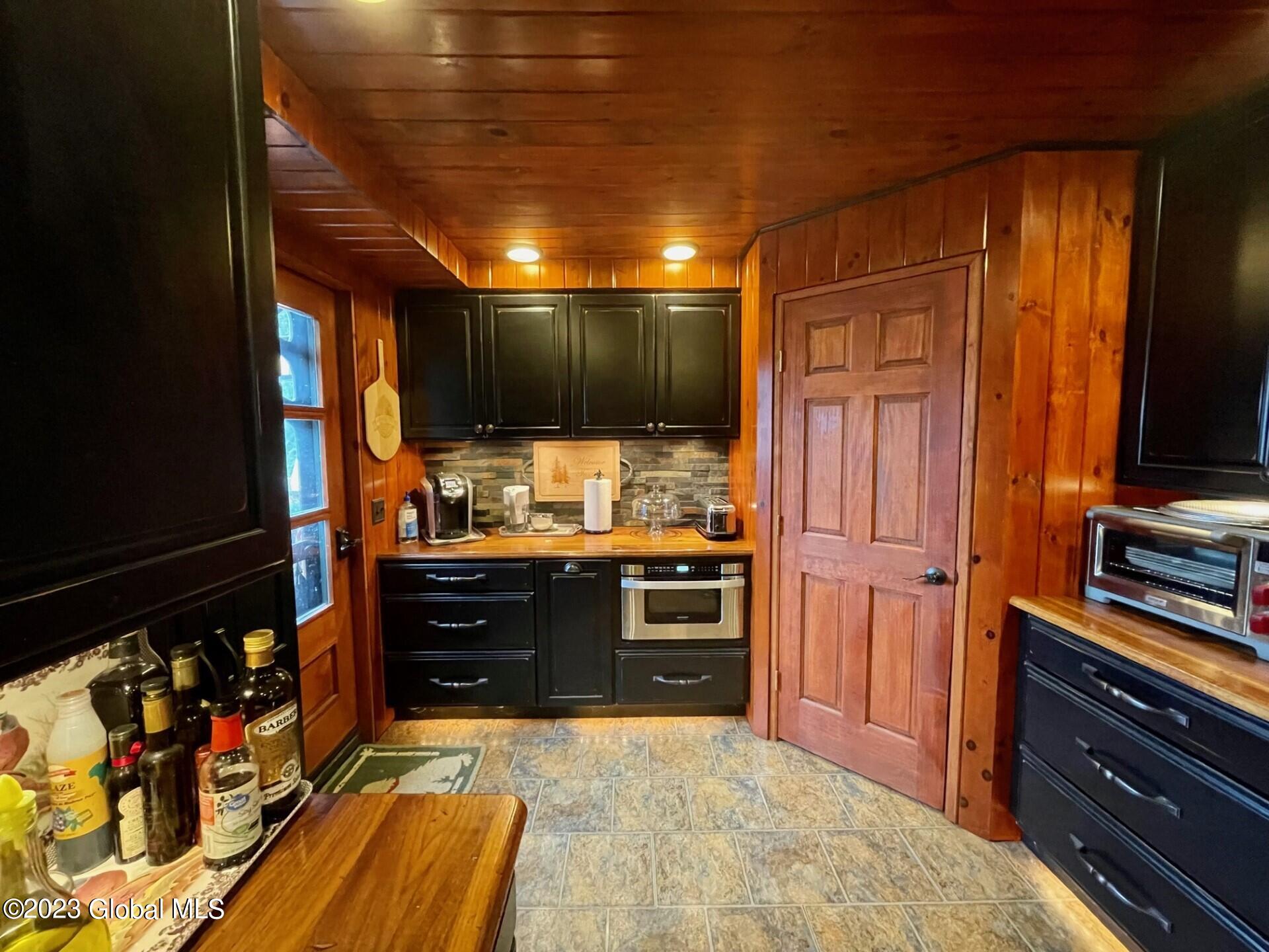 9667 Lake Shore Drive
