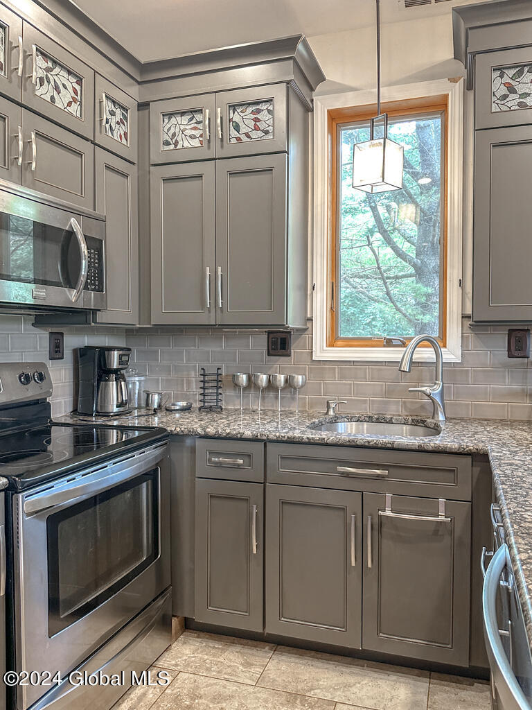 441 Lockhart Mountain Road, 1
