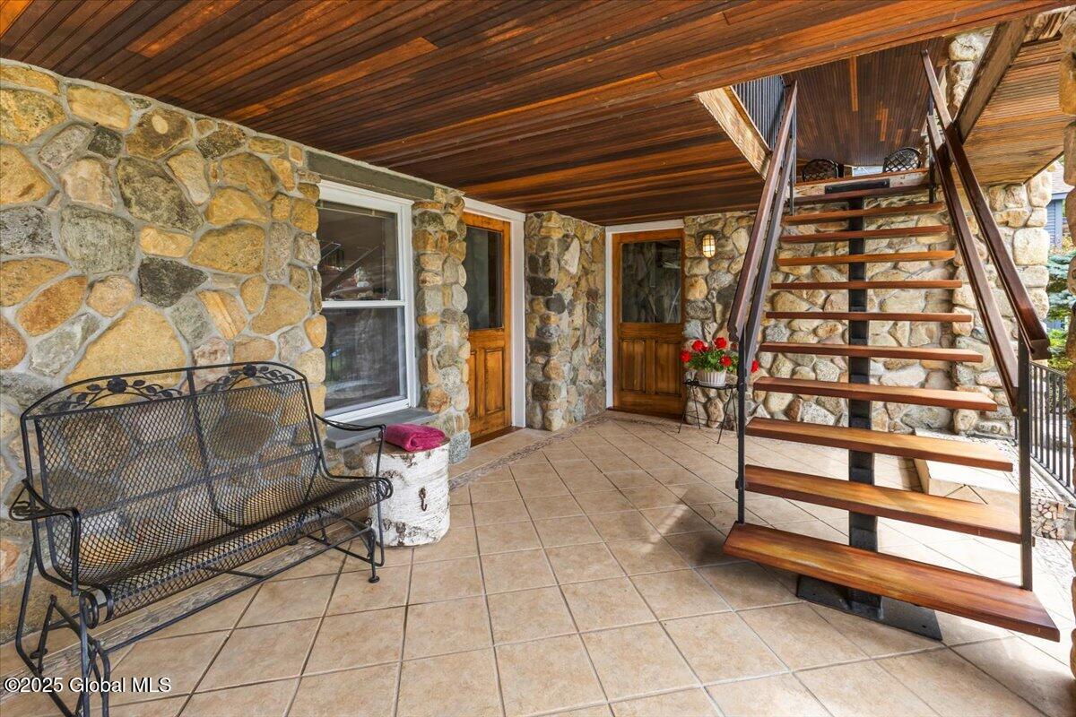 9042 Lake Shore Drive