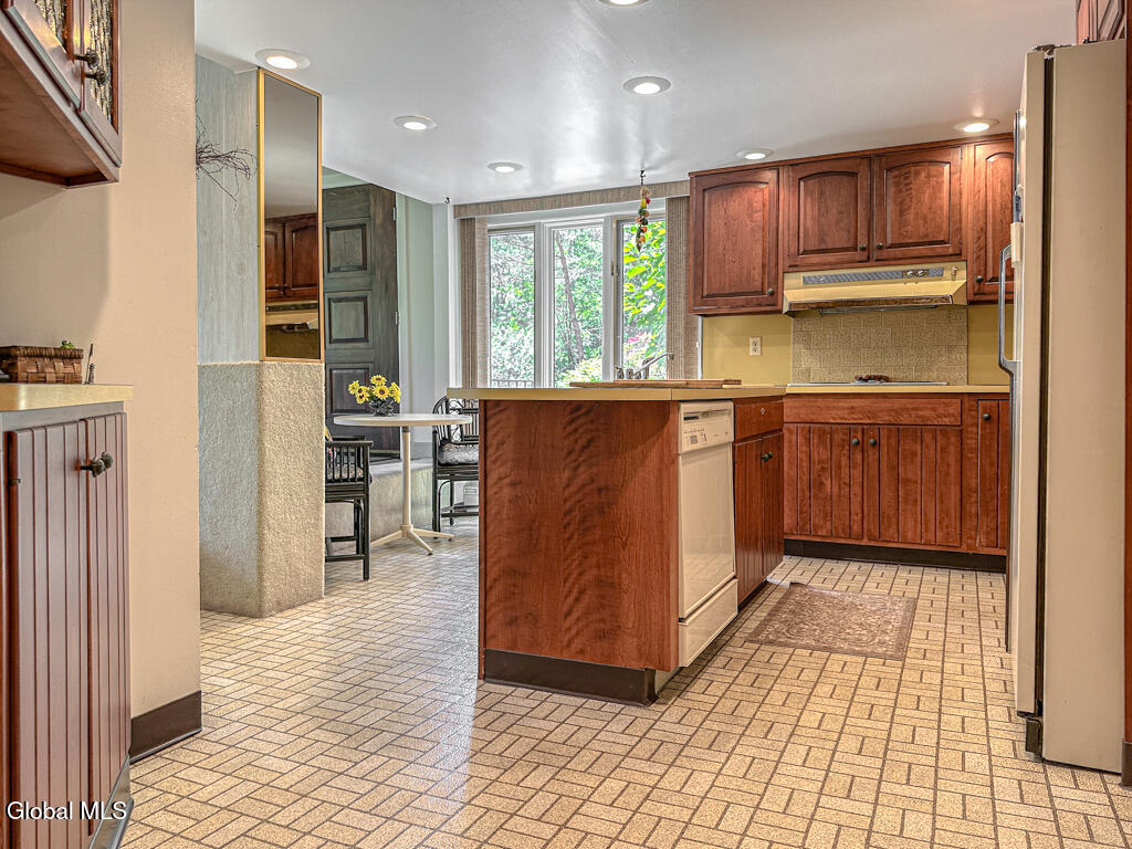 4474 Lake Shore Drive
