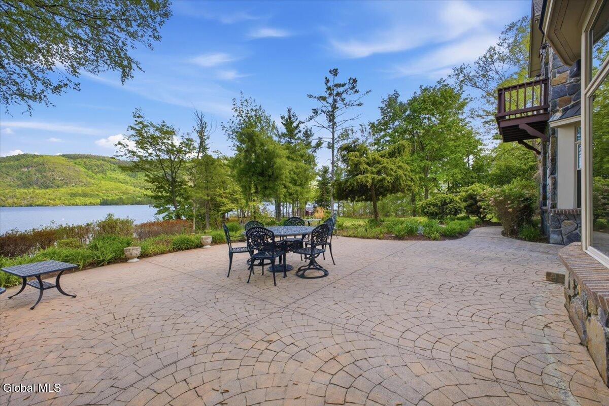 7938 Lakeshore Drive