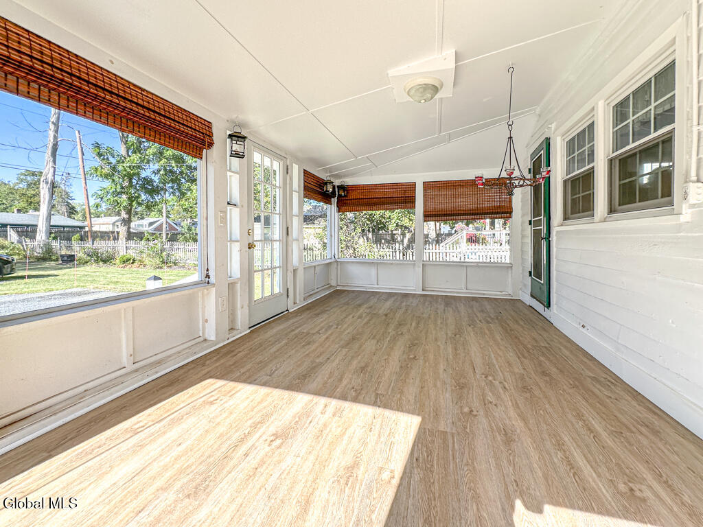 13 GROVE Avenue