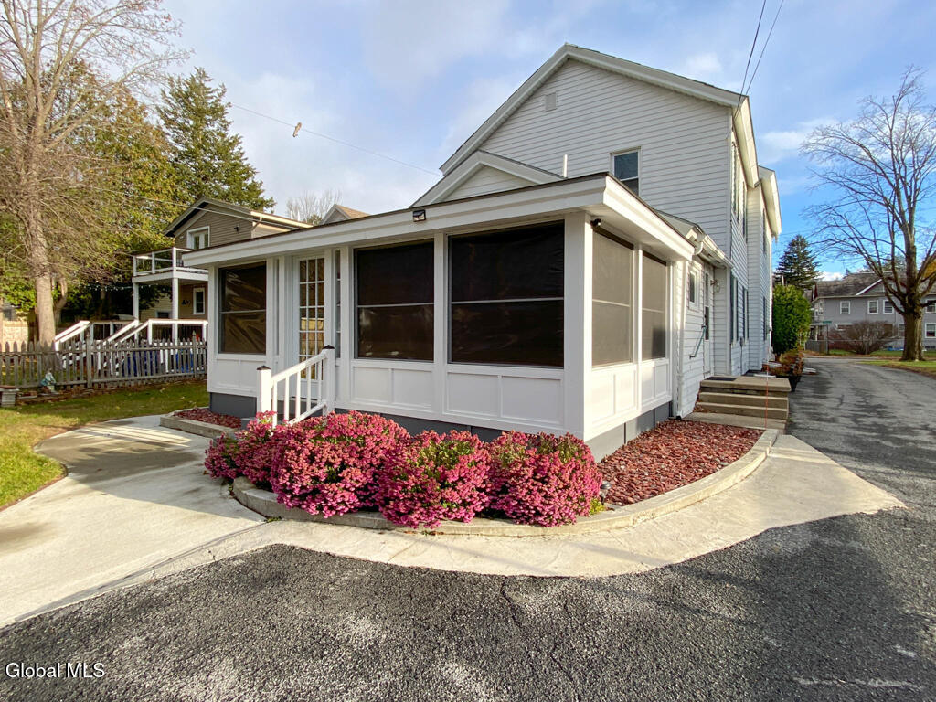 13 GROVE Avenue