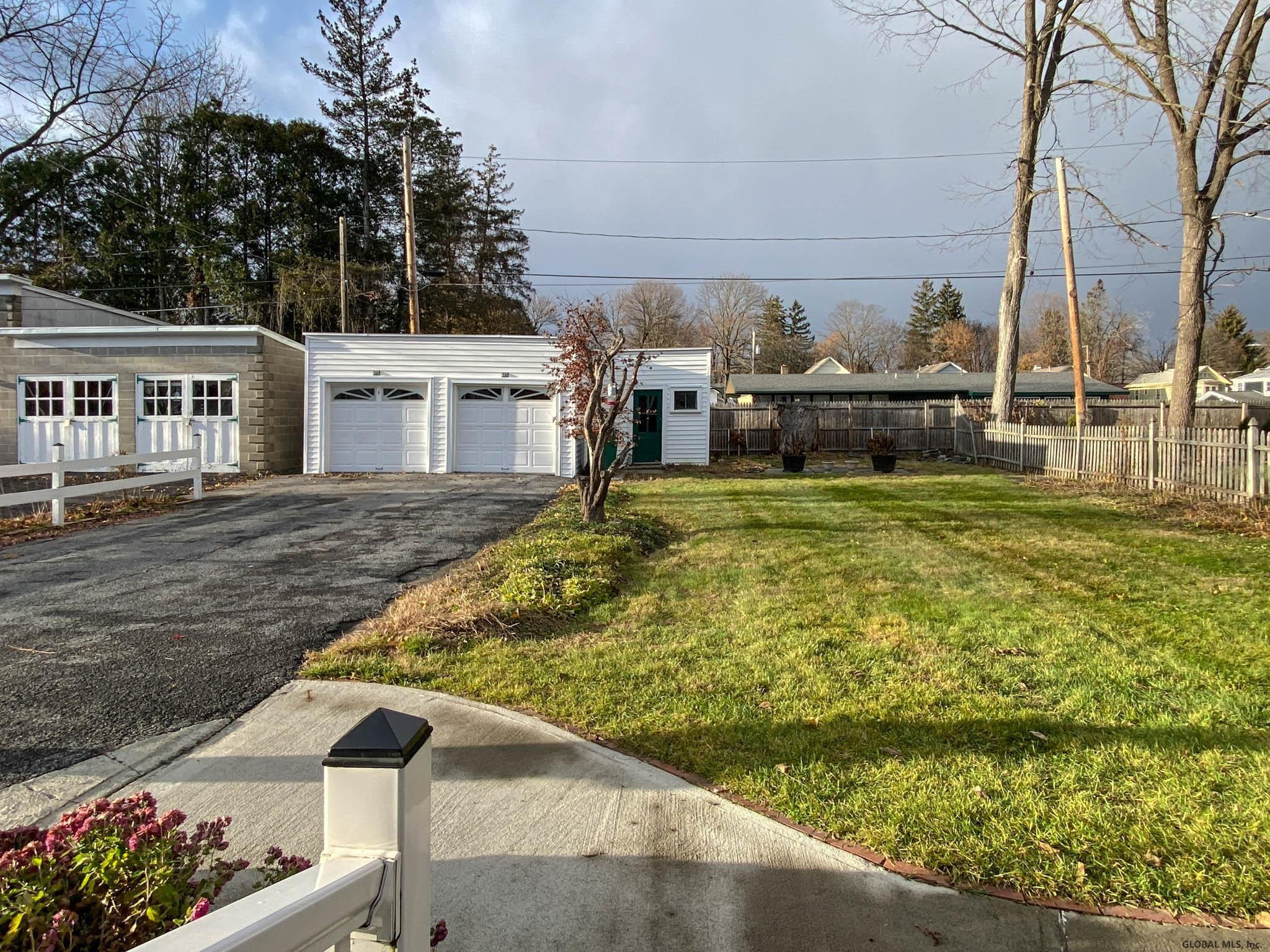 13 GROVE Avenue