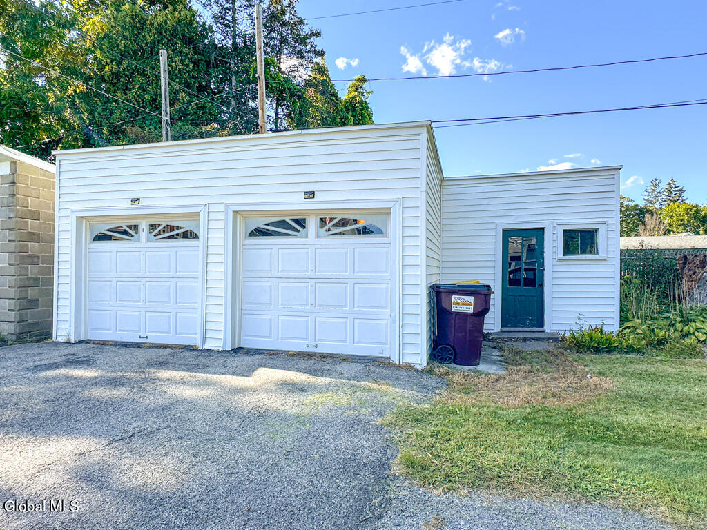 13 GROVE Avenue