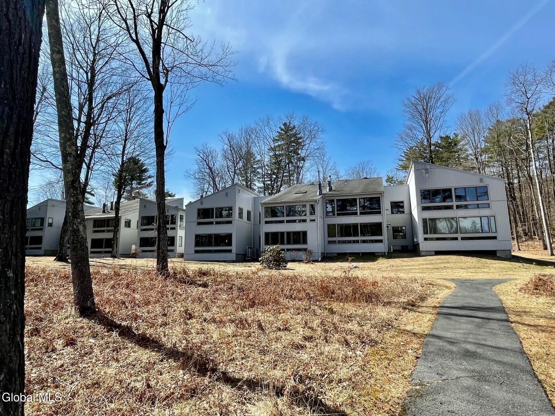 3562 Lake Shore Drive, 35