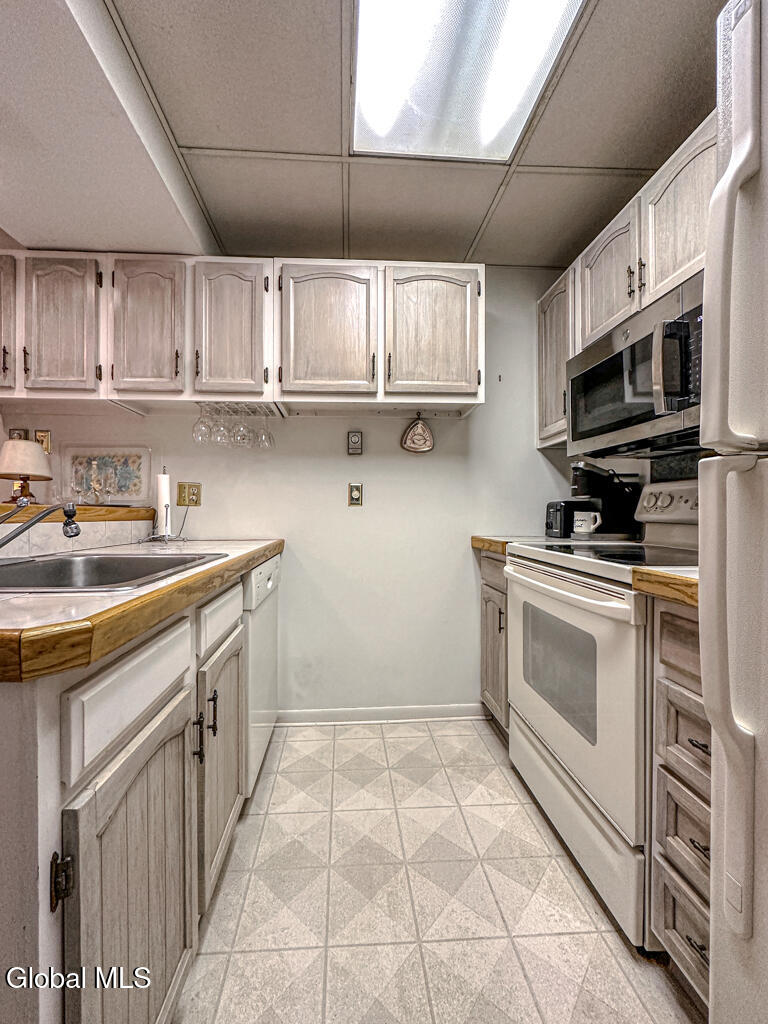 3562 Lake Shore Drive, 35