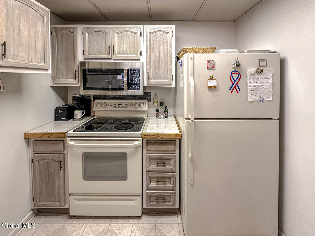3562 Lake Shore Drive, 35