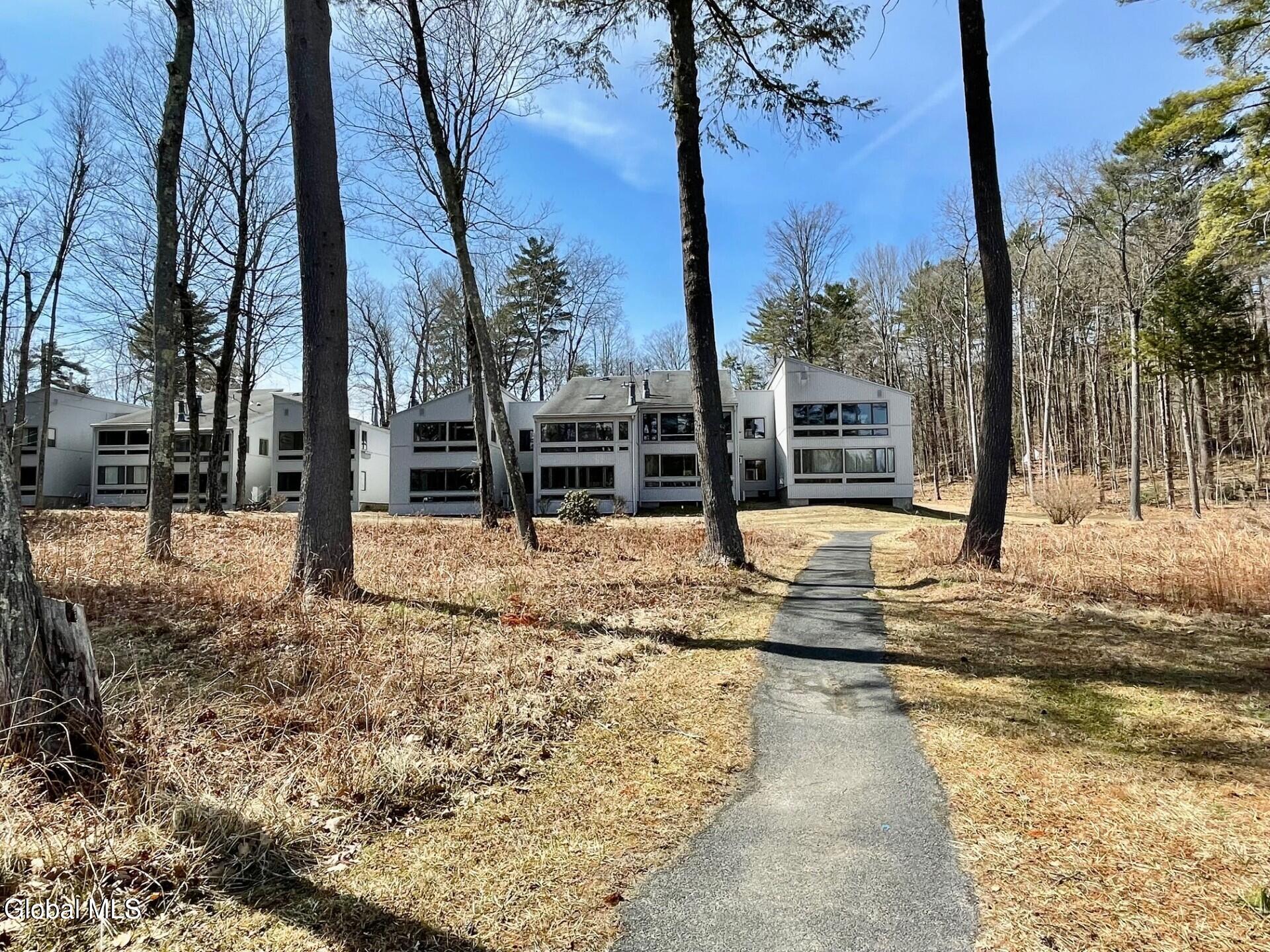 3562 Lake Shore Drive, 35
