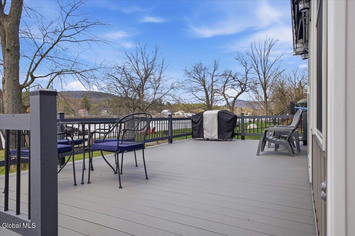 13 Terrace Dr Ext