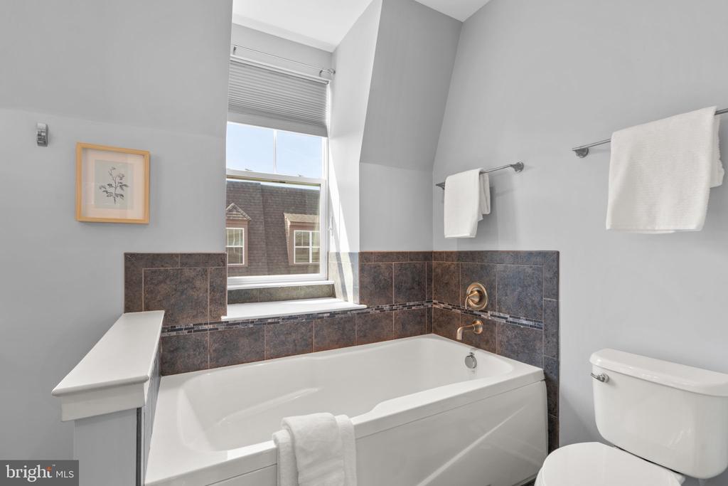 1421 TRAFALGAR LANE