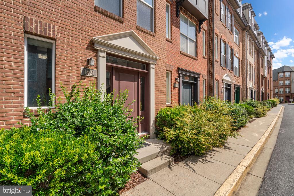 1421 TRAFALGAR LANE