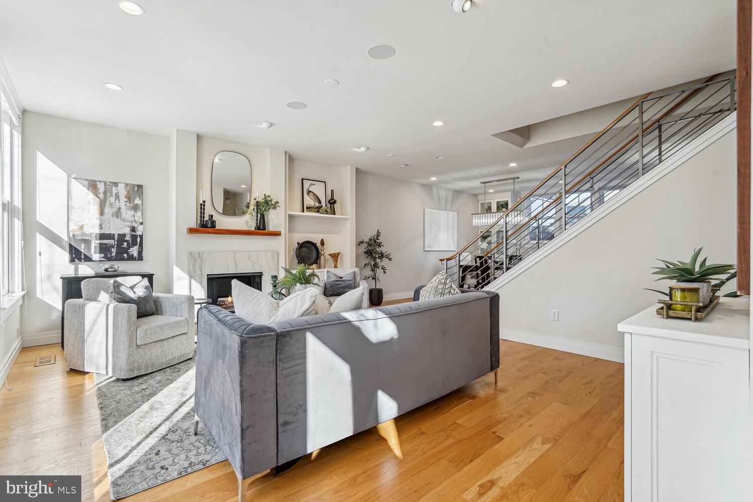 321 N COLUMBUS STREET