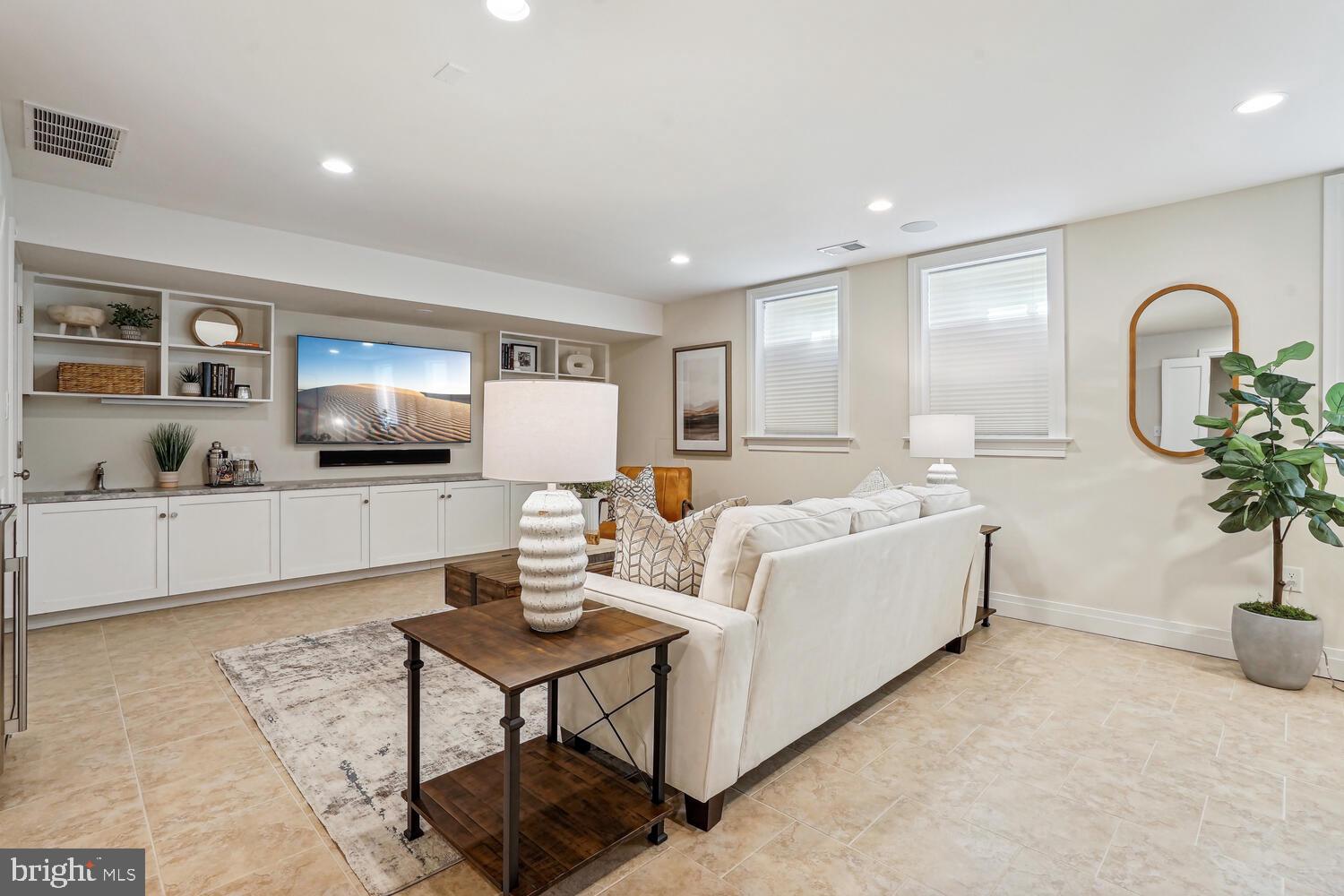 321 N COLUMBUS STREET