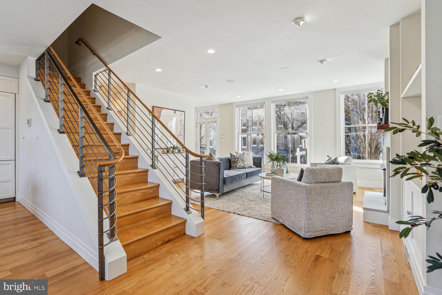 321 N COLUMBUS STREET