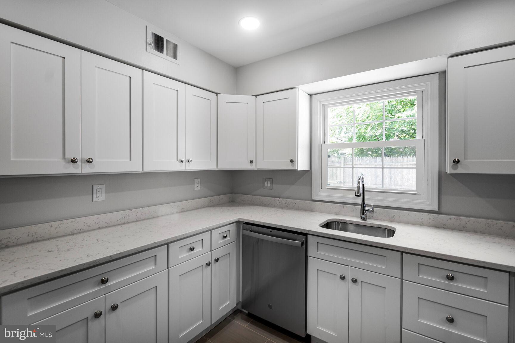 8323 KINGSGATE ROAD 520