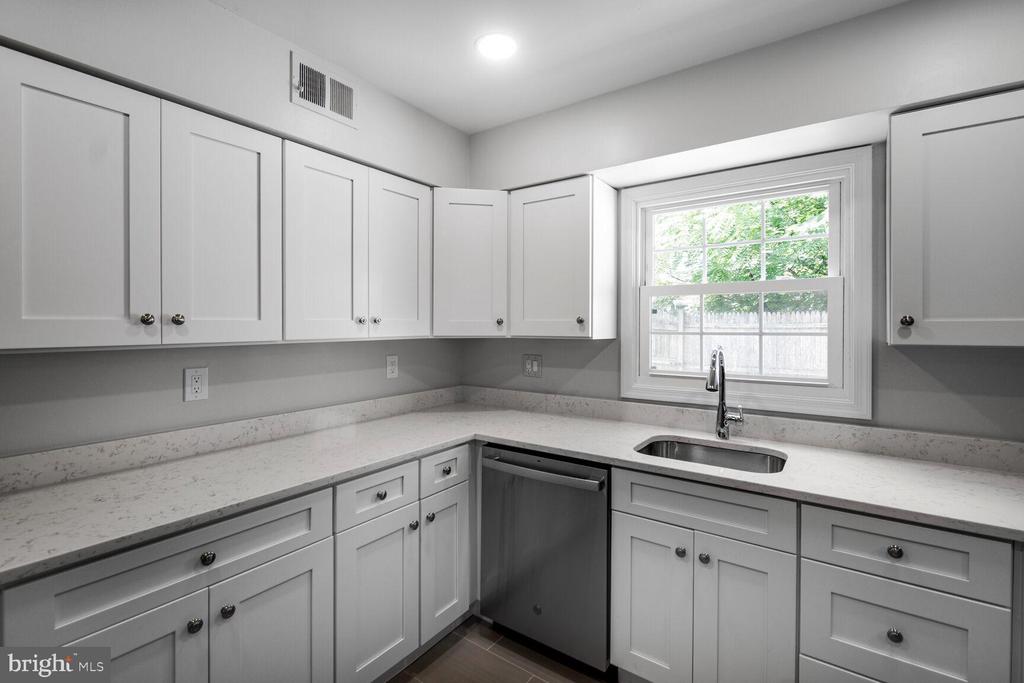8323 KINGSGATE ROAD 520