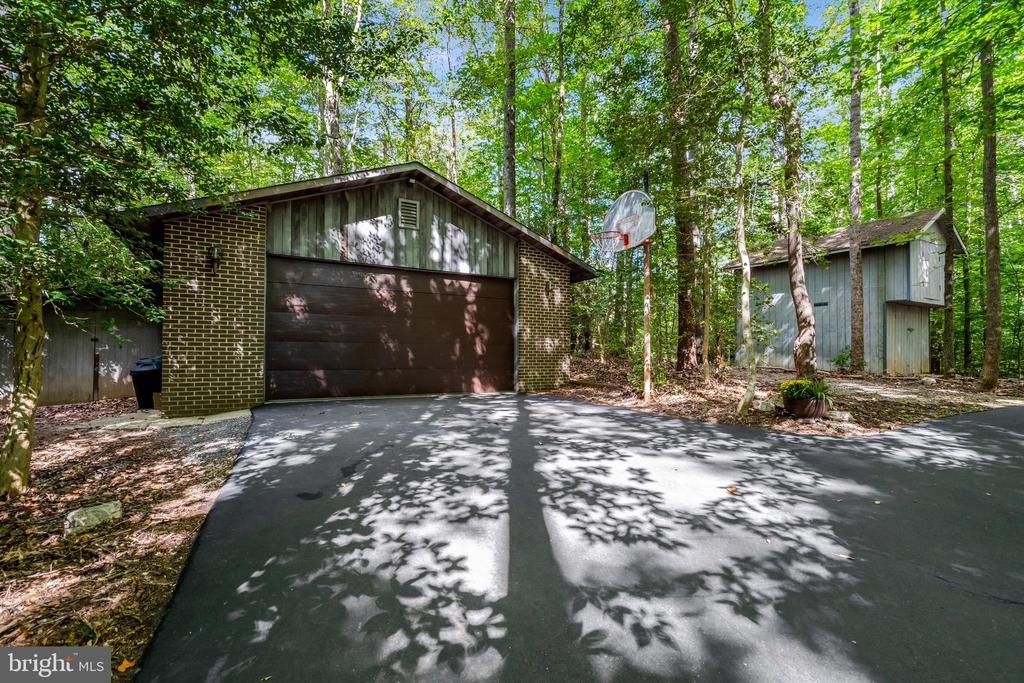 8000 WOODLAND HILLS LANE