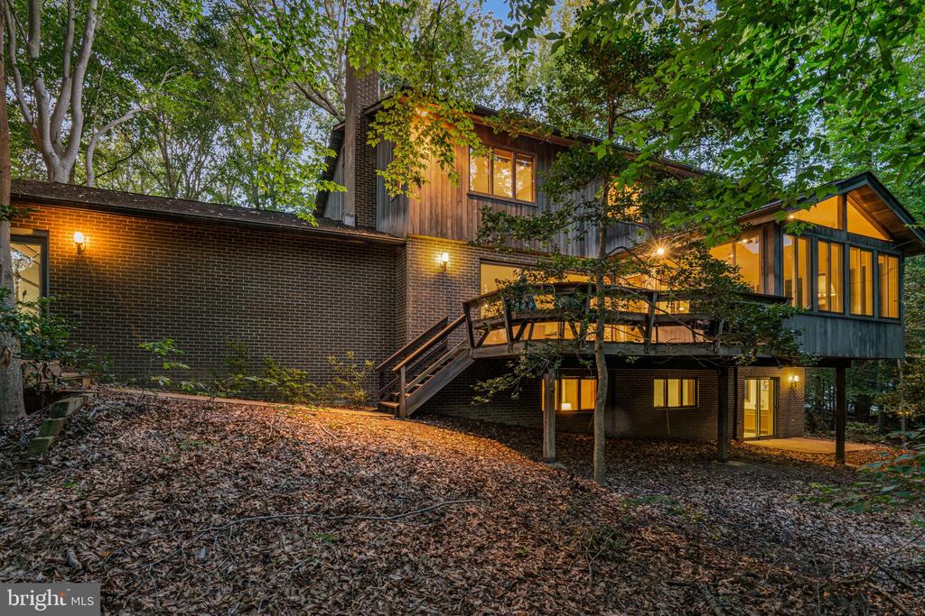 8000 WOODLAND HILLS LANE