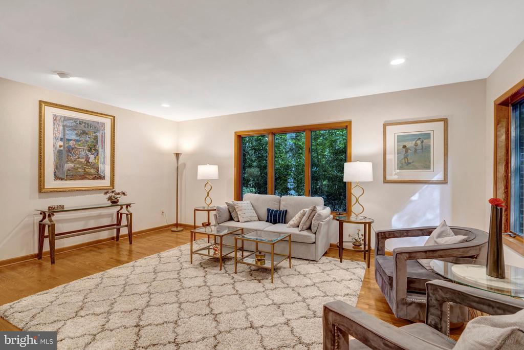 8000 WOODLAND HILLS LANE