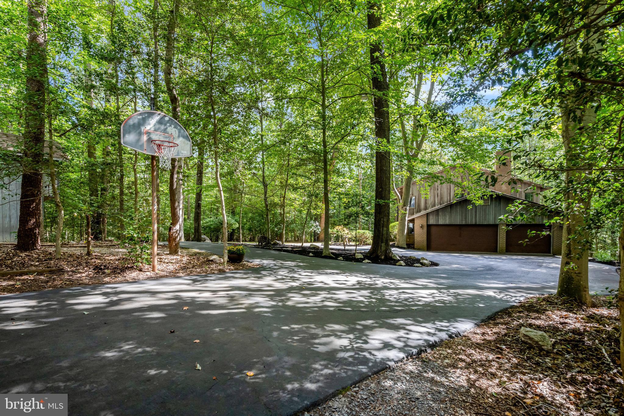 8000 WOODLAND HILLS LANE