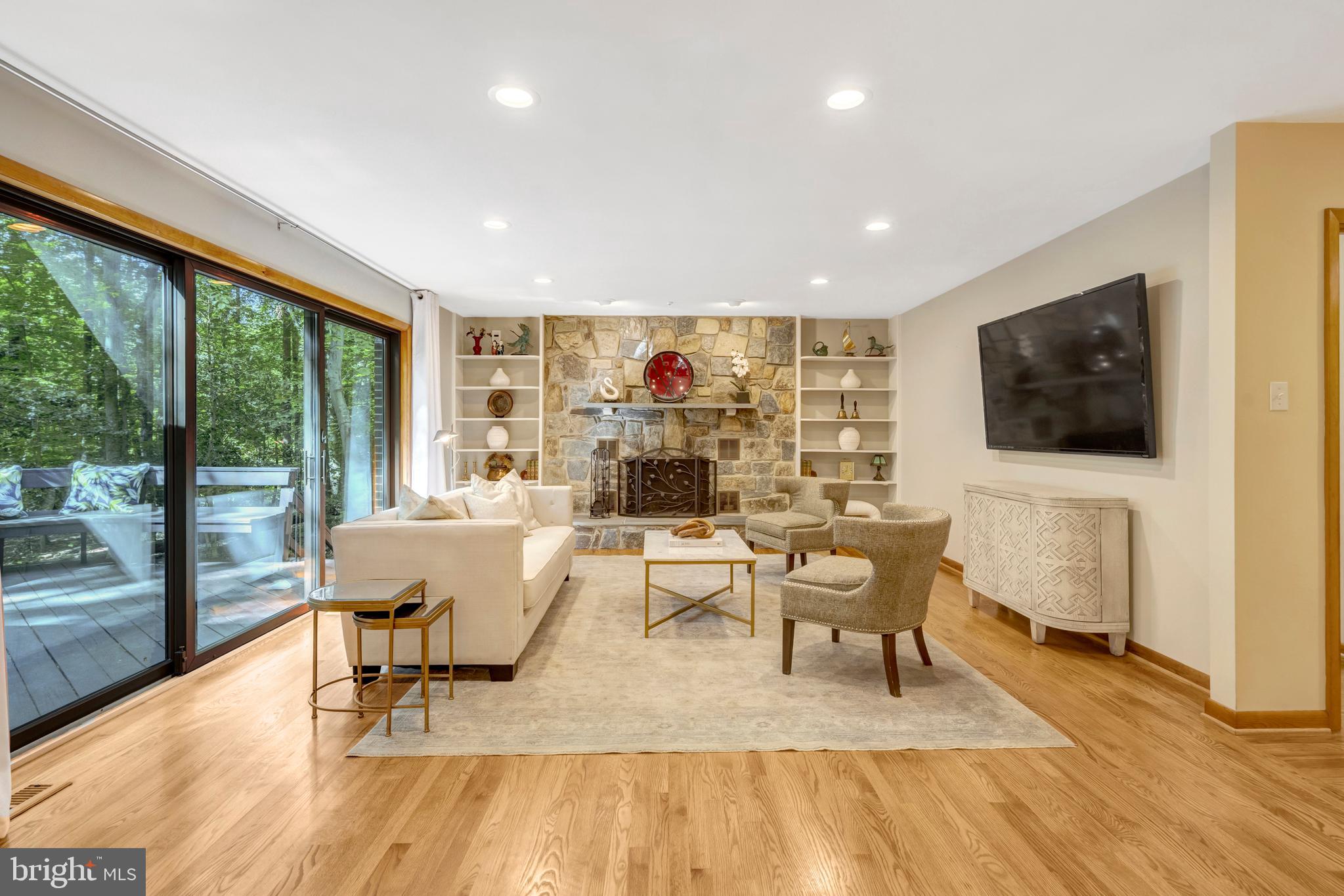 8000 WOODLAND HILLS LANE