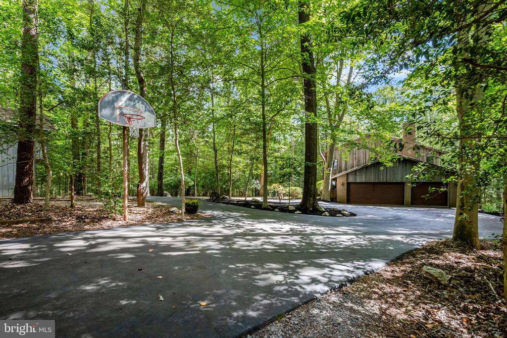 8000 WOODLAND HILLS LANE