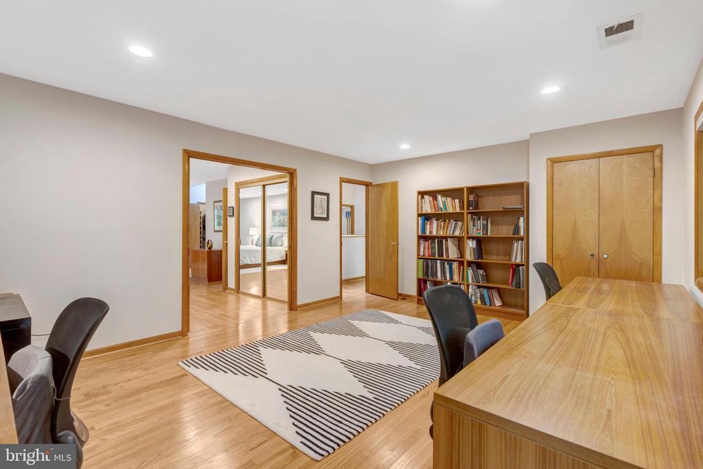 8000 WOODLAND HILLS LANE