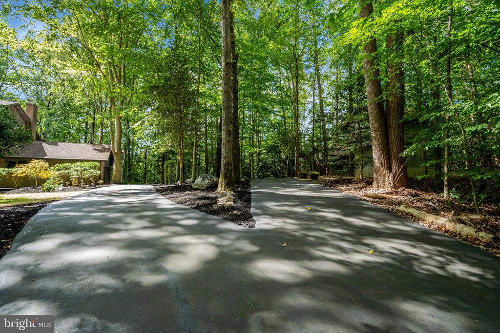 8000 WOODLAND HILLS LANE
