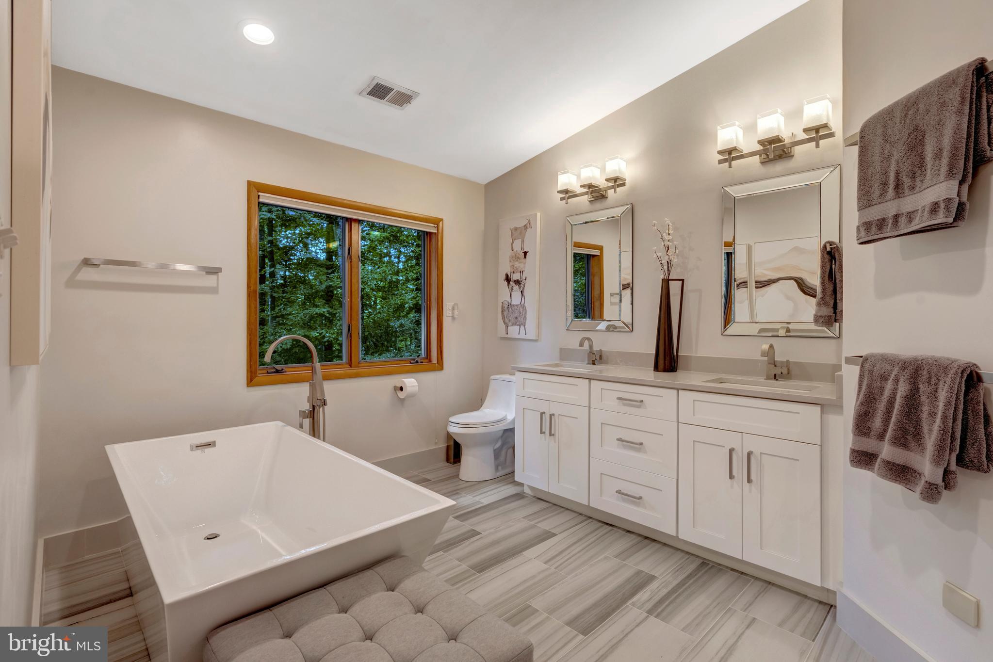 8000 WOODLAND HILLS LANE