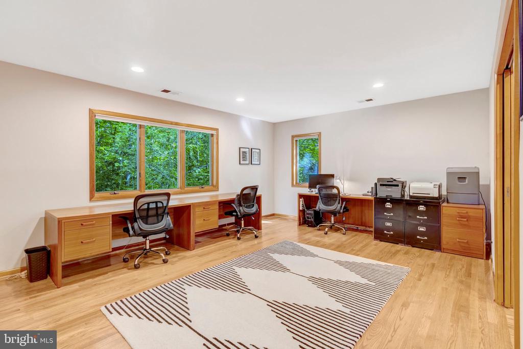 8000 WOODLAND HILLS LANE