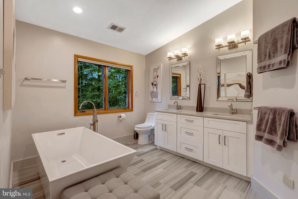 8000 WOODLAND HILLS LANE