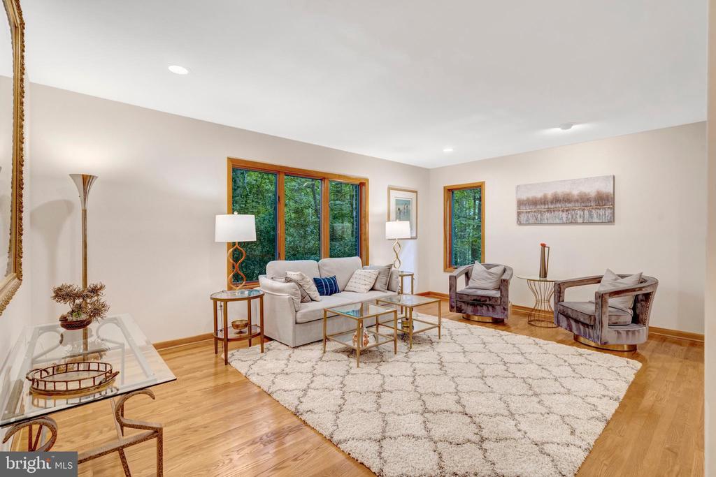 8000 WOODLAND HILLS LANE