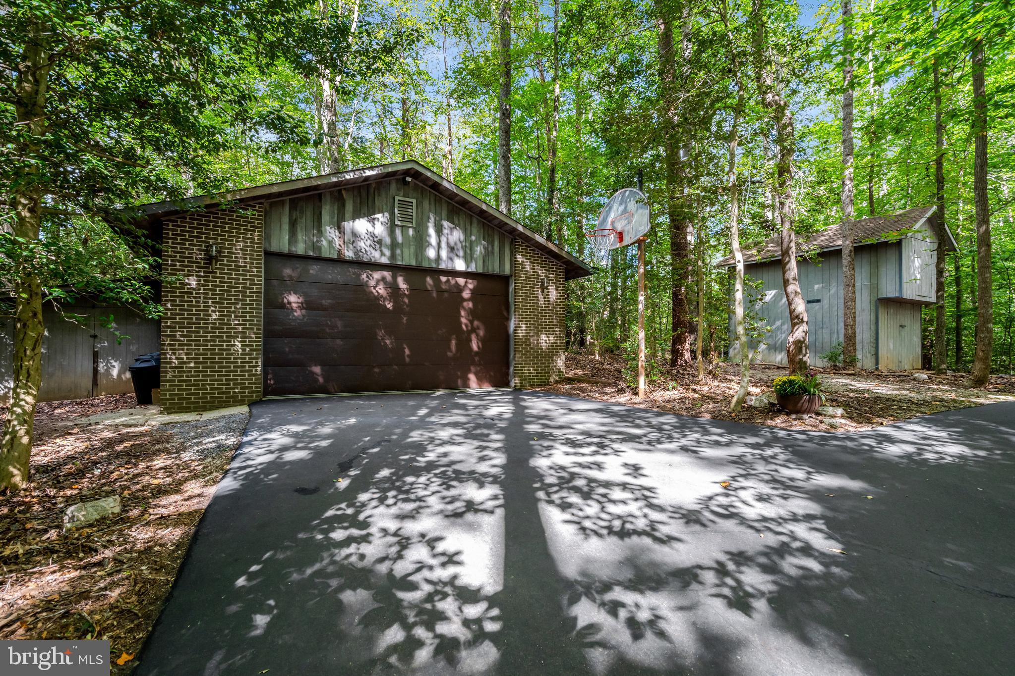 8000 WOODLAND HILLS LANE