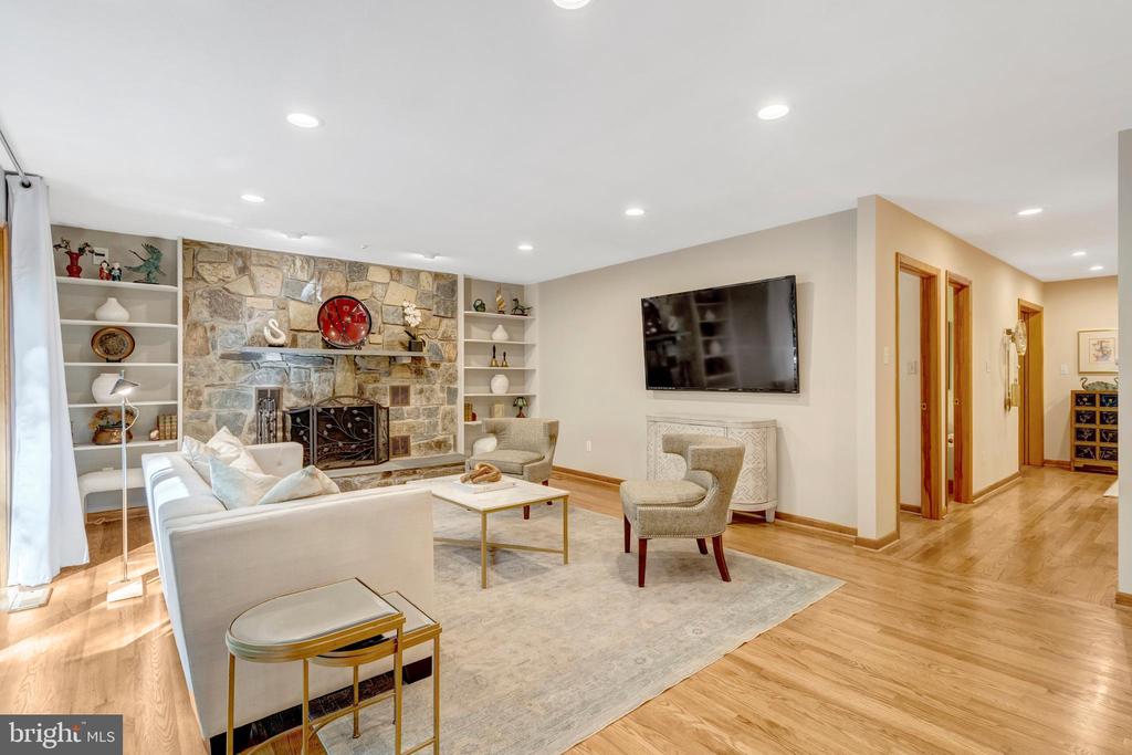 8000 WOODLAND HILLS LANE