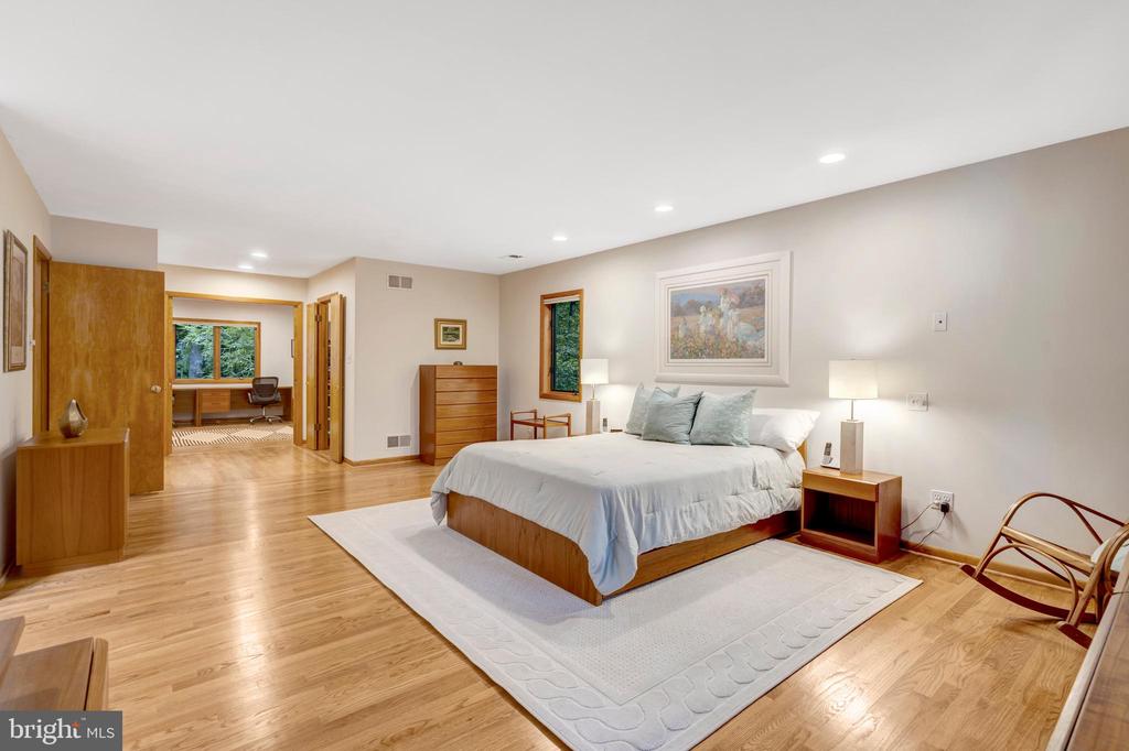 8000 WOODLAND HILLS LANE