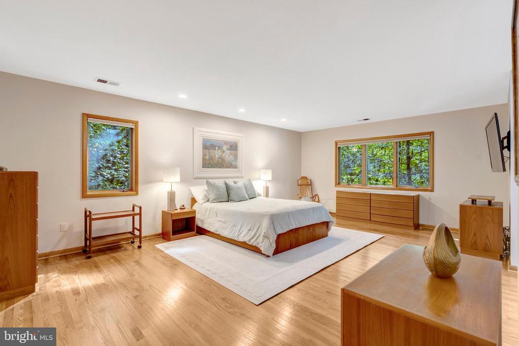 8000 WOODLAND HILLS LANE