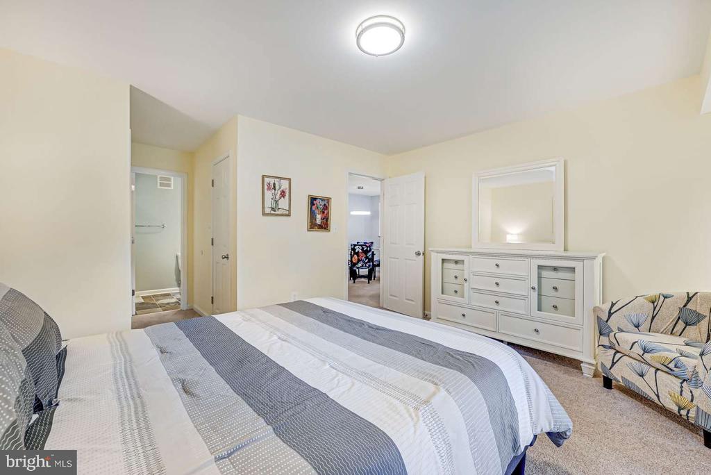 7740 WILLOW POINT DRIVE 7740